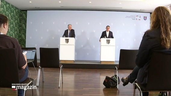 Blick auf Niedersachsens Ministerpräsident Stephan Weil (SPD) und Hessens Ministerpräsident Boris Rhein (CDU) bei einer Pressekonferenz zur Migrationsfrage am 13.10.2023. © Screenshot 
