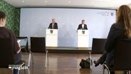 Blick auf Niedersachsens Ministerpräsident Stephan Weil (SPD) und Hessens Ministerpräsident Boris Rhein (CDU) bei einer Pressekonferenz zur Migrationsfrage am 13.10.2023. © Screenshot 