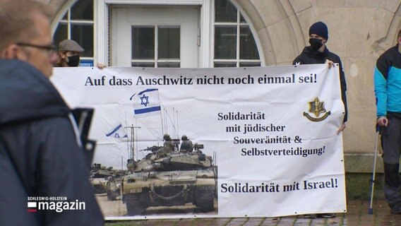 Menschen auf einer Solidaritätsdemo für Israel in Kiel. © Screenshot 