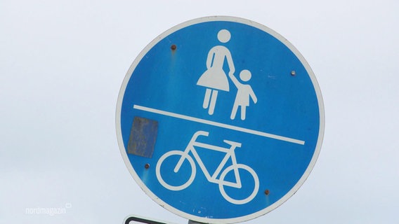 Ein Verkehrsschild weist auf einen Rad- und Fußweg hin. © Screenshot 