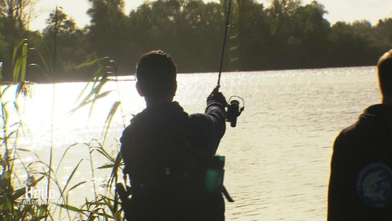 Ein Angler an einem See. © Screenshot 
