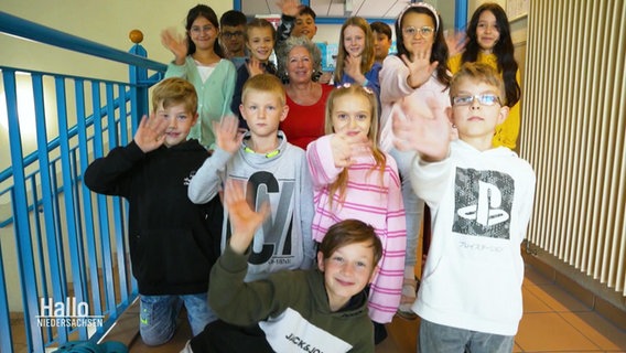 Marianna Grigoli mit Schülerinnen und Schülern der Michael-Ende-Schule in Gifhorn. © Screenshot 
