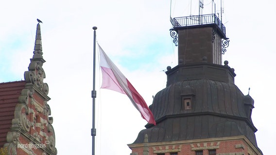 Die polnische Flagge weht an einem Fahnenmast. © Screenshot 