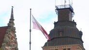 Die polnische Flagge weht an einem Fahnenmast. © Screenshot 