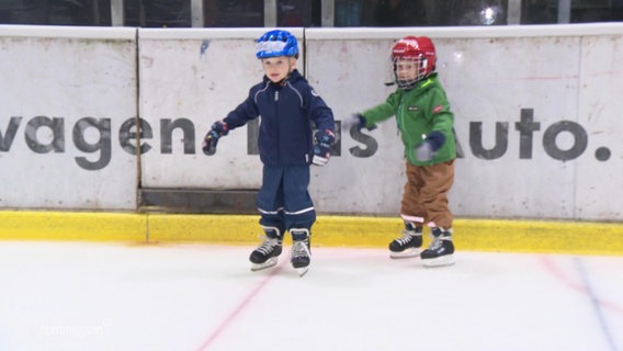 Zwei kleine Jungen beim Eislaufen. © Screenshot 