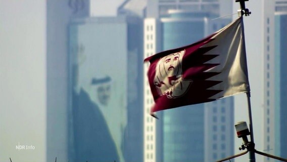 Die Flagge von Katar mit dem stilisierten Gesicht eines Mannes. © Screenshot 