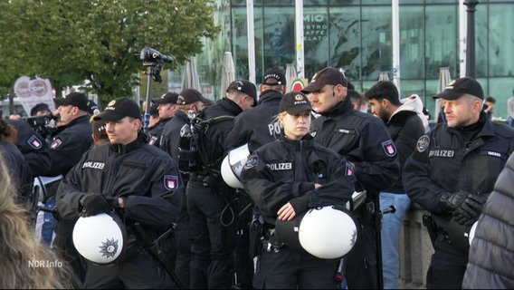 Mehrere Polizisten stehen in einem Kreis. © Screenshot 