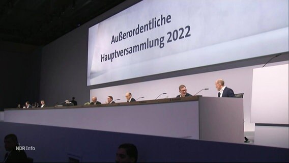 MItglieder des VW Vorstandes auf einer außerordentlichen Hauptversammlung. © Screenshot 
