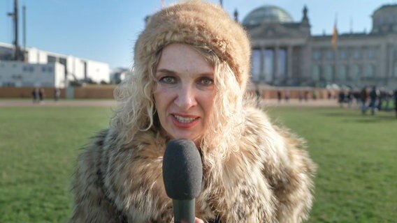 Reporterin Katja Kreml vor dem Reichstagsgebäude. (extra 3 vom 19.10.2023 im Ersten) © NDR 