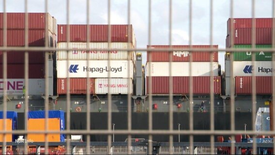Container hinter einem Zaun. © Screenshot 