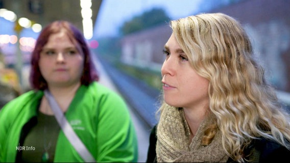 Zwei Frauen an einem Bahnsteig. © Screenshot 