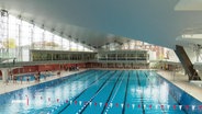 Blick in den riesigen Innenbereich mit langem Strecken-Schwimmbecken in der sanierten Alsterschwimmhalle. © Screenshot 