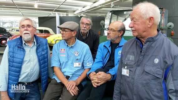 Fünf Männer im Seniorenalter geben  ein Interview im VW-Museum in Wolfsburg. © Screenshot 