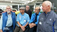 Fünf Männer im Seniorenalter geben  ein Interview im VW-Museum in Wolfsburg. © Screenshot 