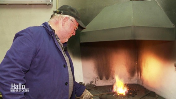 Reinfried Diekmännken arbeitet am Ofen seiner Schmiede in Emsbüren. © Screenshot 