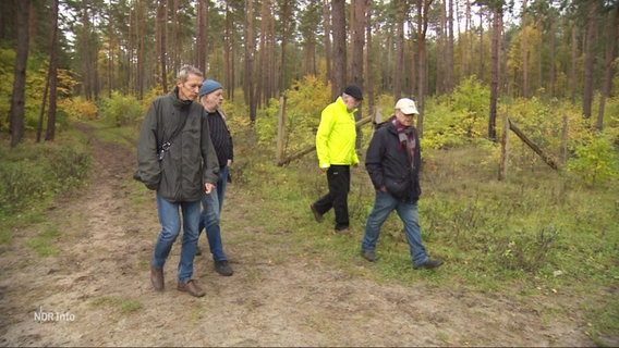 Vier Männer gehen durch den Wald. © Screenshot 