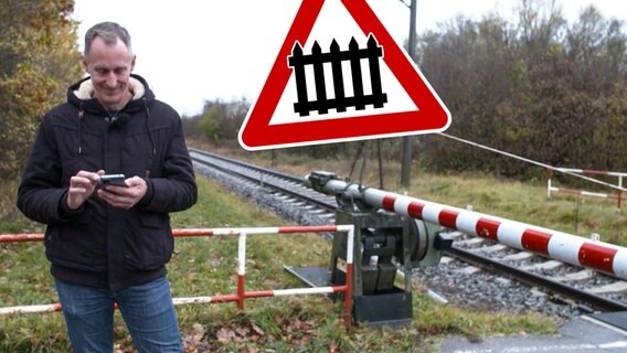 Ein Mann an einem Bahnübergang in Weichering. (extra 3 vom 22.11.2023 im NDR Fernsehen) © NDR 