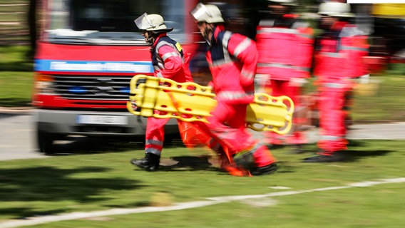 Ein Einsatz von Rettungssanitätern. (extra 3 vom 22.11.2023 im NDR Fernsehen) © NDR 