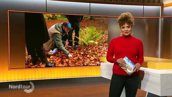 Moderatorin Nadja Babalola steht im Studio. © Screenshot 