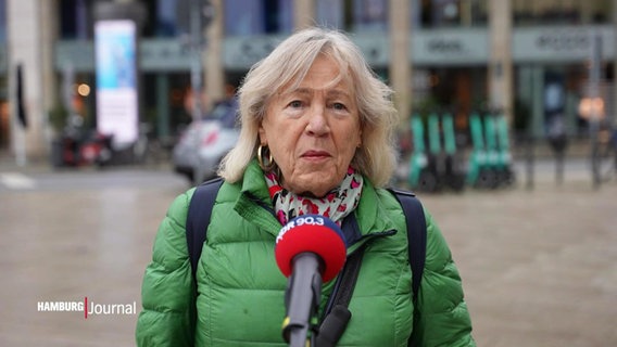 Eine ältere Dame in grüner Jacke im NDR Interview. © Screenshot 