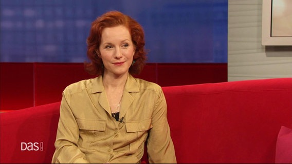 Teresa Bücker auf dem roten Sofa. © Screenshot 