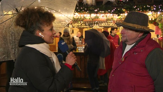Eine Interviewsituation auf eiinem Weihnachtsmarkt. © Screenshot 