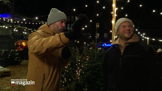 Zwei Menschen auf einem Weihnachtsmarkt. © Screenshot 