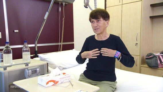 Hannelore Heide-Barion beschreibt den Bereich ihrer Schmerzen im oberen Brustkorb bei einem Herzinfarkt. © Screenshot 
