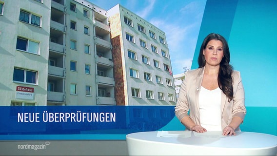 Nachrichtensprecherin Eva-Maria Guhl, linksa neben ihr ein Foto von einem Hochhauskomplex, darunter die Unterschrift "Neue Überprüfungen". © Screenshot 