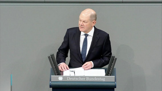 Olaf Scholz am Rednerpult im Bundestag. © Screenshot 