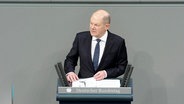 Olaf Scholz am Rednerpult im Bundestag. © Screenshot 