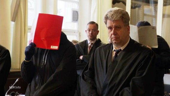Verurteilter Täter mit seinem Anwalt vor Gericht. © Screenshot 
