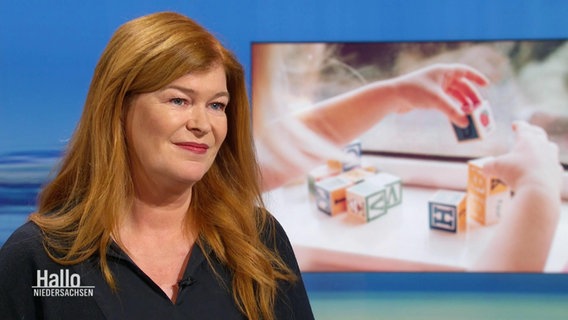 NDR Reporterin Sophie Mühlmann im Gespräch im Fernsehstudio. © Screenshot 