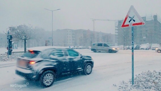 Autos befahren zugeschneite Straßen. © Screenshot 
