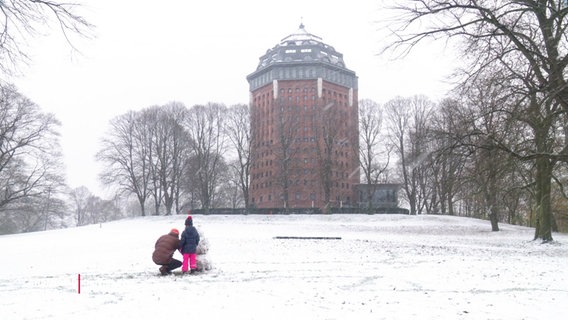 Ein Wasserturm und große freie Parkfläche im Schnee. © Screenshot 