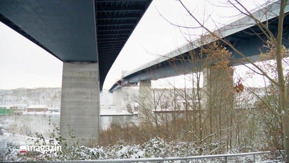 Die Holtenauer Hochbrücken von unten betrachtet. © Screenshot 