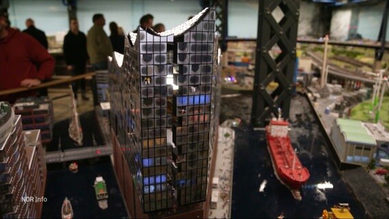 Ein naturgetreues Modell der Elbphilharmonie. © Screenshot 