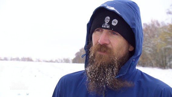 Ein Mann mit Bart im Schnee. © Screenshot 