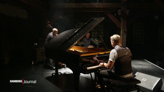 Das Tingvall-Trio beim Konzert auf der Bühne in der Fabrik in Ottensen. © Screenshot 