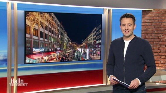 Jan Starkebaum steht im Studio und moderiert Hallo Niedersachsen. © Screenshot 