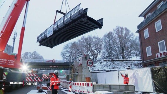 Die neue Bahnbrücke für die U1 in Wandsbek wird eingehoben. © Screenshot 