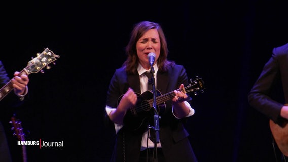 Stefanie Hempel singt bei ihrer Beatles-Show im St. Pauli Theater auf der Bühne. © Screenshot 