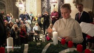 Die erste Kerze des Adventskranzes im Hamburger Rathaus wird angezündet. © Screenshot 