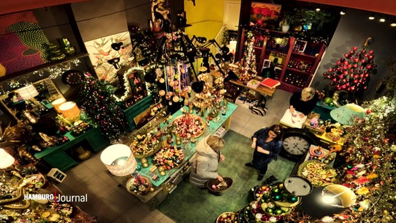 Der Innenraum des Traditions-Weihnachts-Deko-Geschäftes in Uhlenhorst von oben gesehen. © Screenshot 