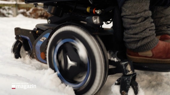Ein Rad vom E-Rollstuhl im Schnee. © Screenshot 