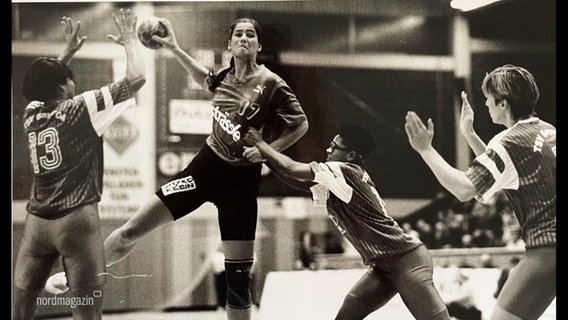 Ein altes Foto einer Handballspielerin, die zum Sprungwurf ausholt. © Screenshot 
