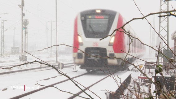 Eine S-Bahn fährt im Winter. © Screenshot 