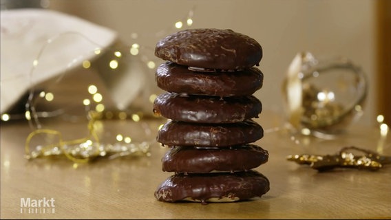 Übereinander gestapelte Lebkuchen mit Schokoladenüberzug. © Screenshot 