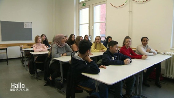 Schülerinen in einem Klassenraum. © Screenshot 