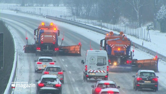 Räumfahrzeuge fahren auf einer Autobahn. © Screenshot 